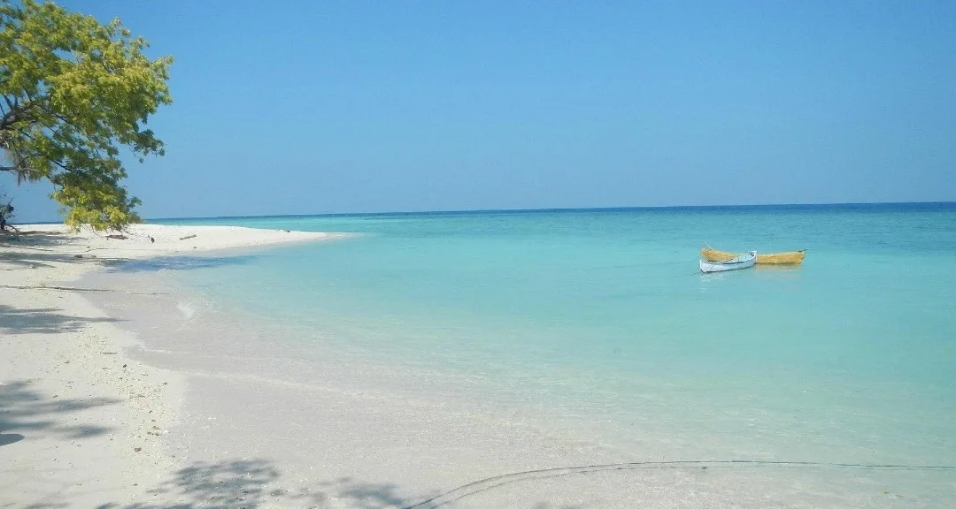 Wisata bahari Gili Labak Sumenep dengan pantai berpasir putih dan air laut jernih (Dok. Istimewa)
