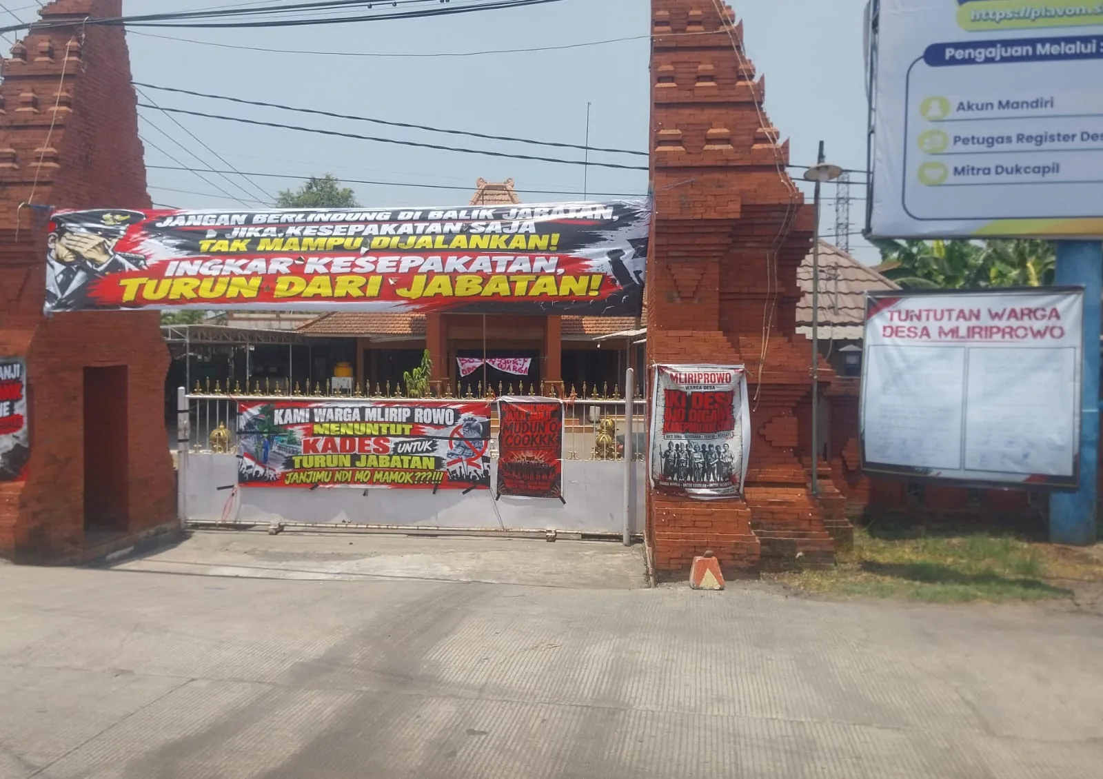 Balai Desa Mliriprowo Disegel Warga, Sekdes Sebut Nama Kades dalam Dugaan Penyimpangan APBDes Rp600 Juta