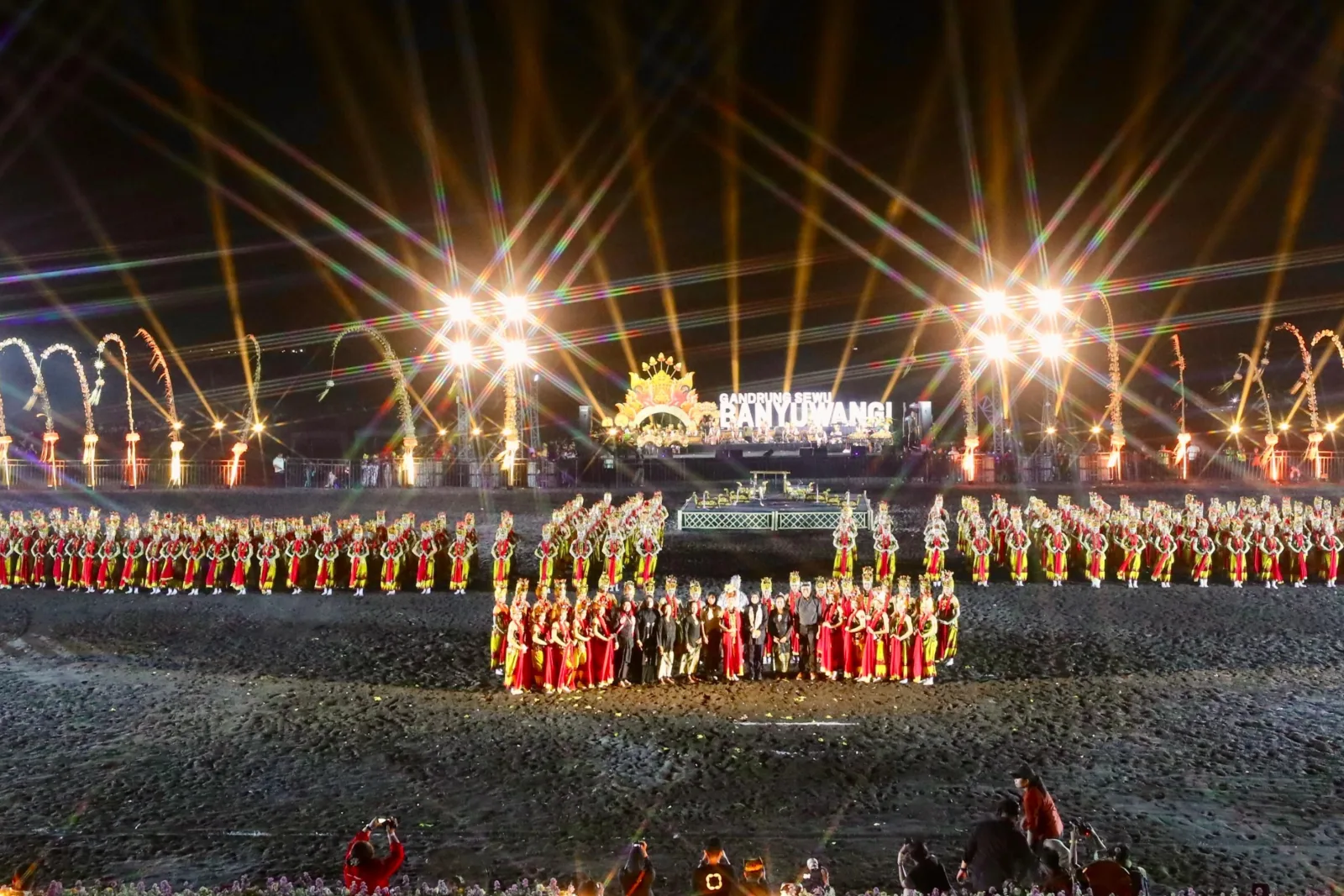 Gandrung Sewu: Usung Glow in the Dark, Tradisi Banyuwangi Berpadu Teknologi