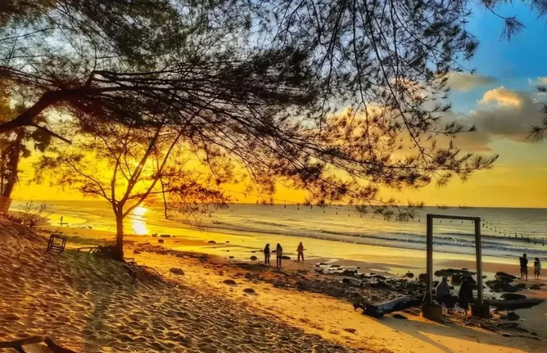 Wisata bahari Pantai Slopeng Sumenep dengan panorama yang memukau (Dok. Istimewa)