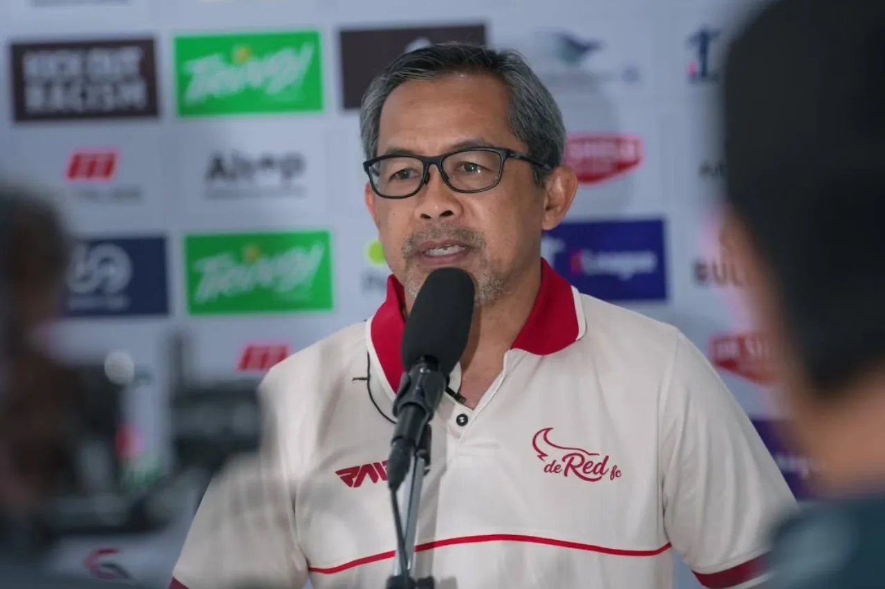Rekor Belum Terkalahkan Deltras Diuji De Red FC, Aji Santoso Bidik Poin di Kandang The Lobster