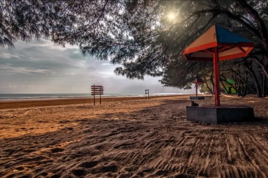 Wisata bahari Pantai Lombang Sumenep dengan pantai berpasir putih dan air laut jernih (Dok. Istimewa)