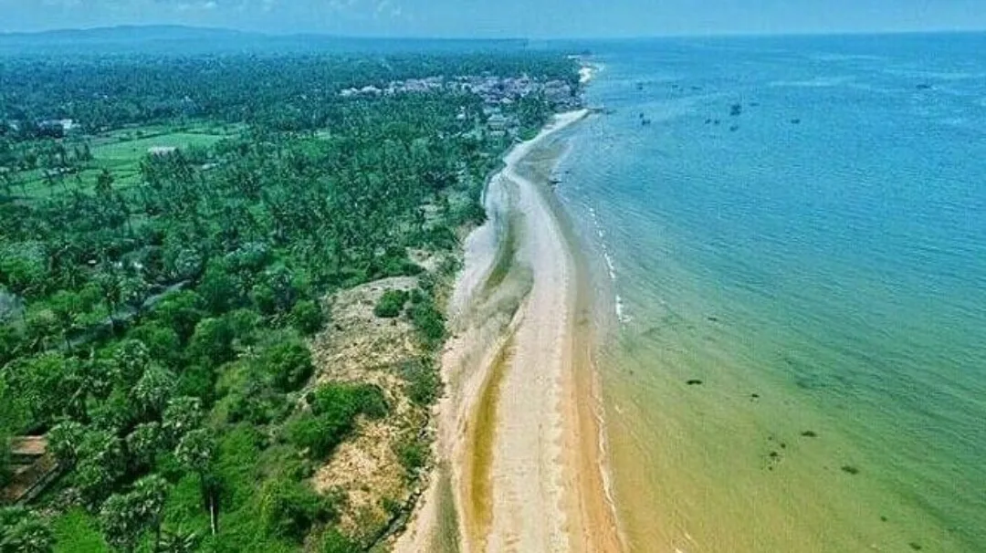 Wisata bahari Pantai Slopeng Sumenep dengan panorama yang memukau (Dok. Istimewa)
