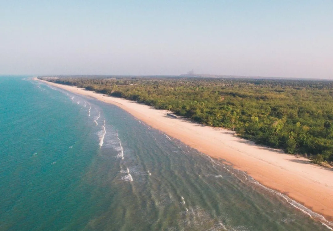 Wisata bahari Pantai Lombang Sumenep dengan pantai berpasir putih dan air laut jernih (Dok. Istimewa)