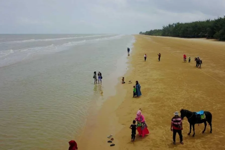Wisata bahari Pantai Lombang Sumenep dengan pantai berpasir putih dan air laut jernih (Dok. Istimewa)