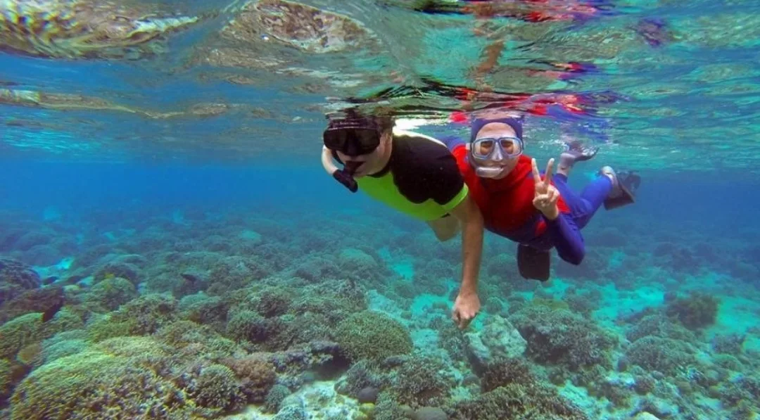 Wisata bahari Gili Labak Sumenep dengan pantai berpasir putih dan air laut jernih (Dok. Istimewa)