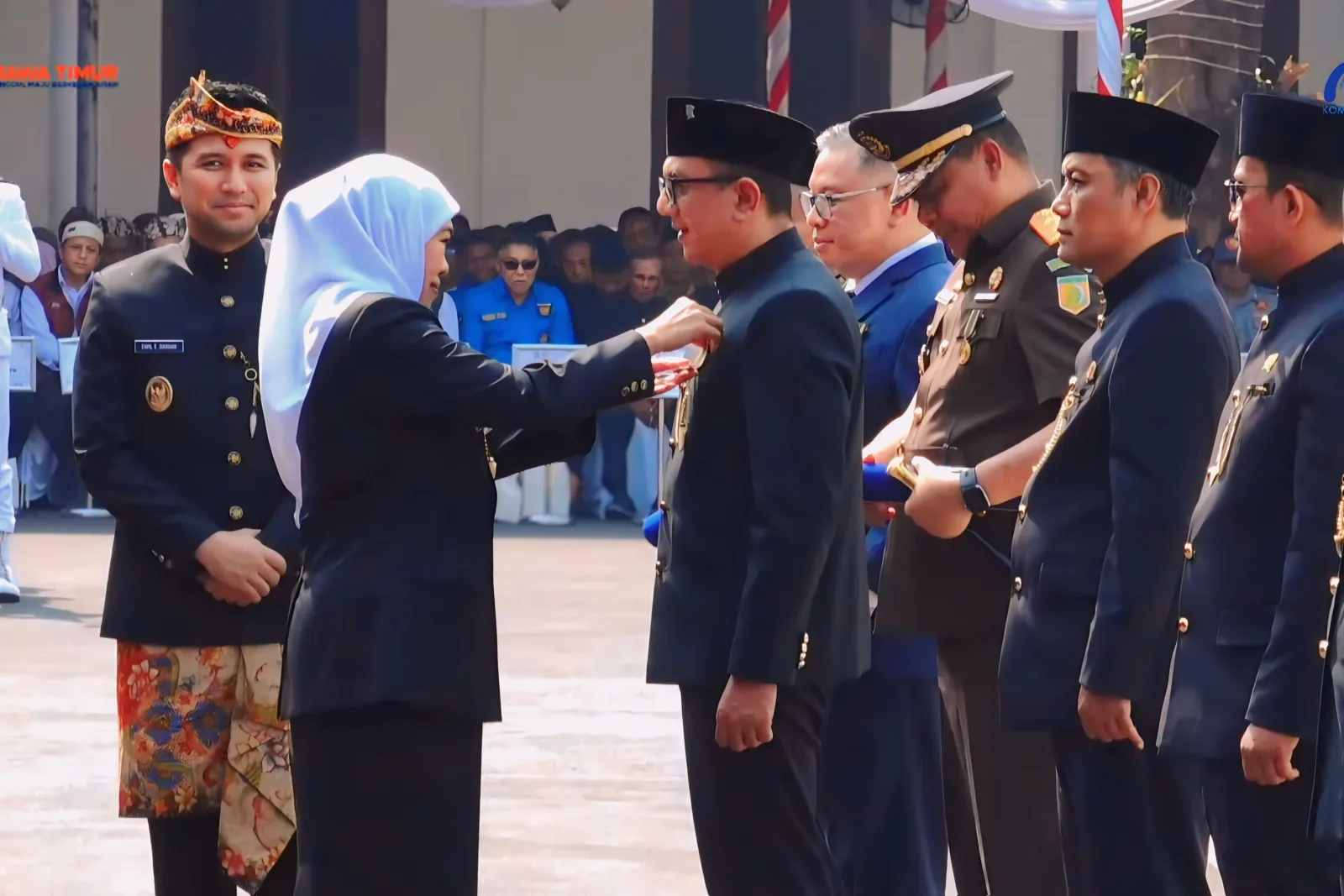 Khofifah Anugerahkan Lencana Jer Basuki Mawa Beya kepada 17 Tokoh di HUT ke-81 Jatim
