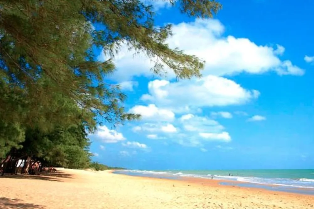 Wisata bahari Pantai Lombang Sumenep dengan pantai berpasir putih dan air laut jernih (Dok. Istimewa)