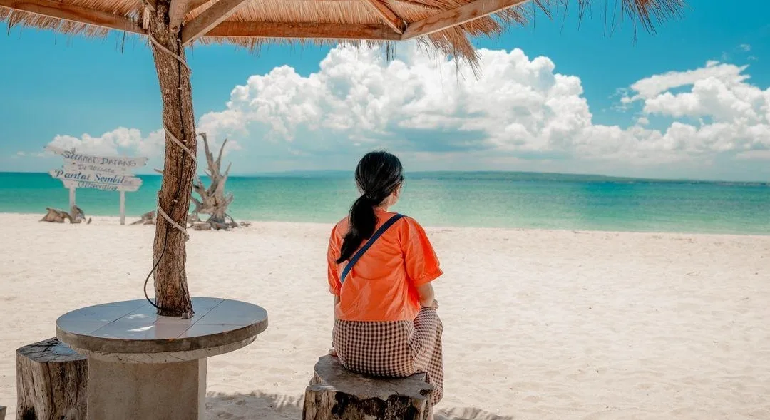 Wisata bahari Pantai Sembilan Sumenep dengan pantai berpasir putih dan air laut jernih (Dok. Istimewa)