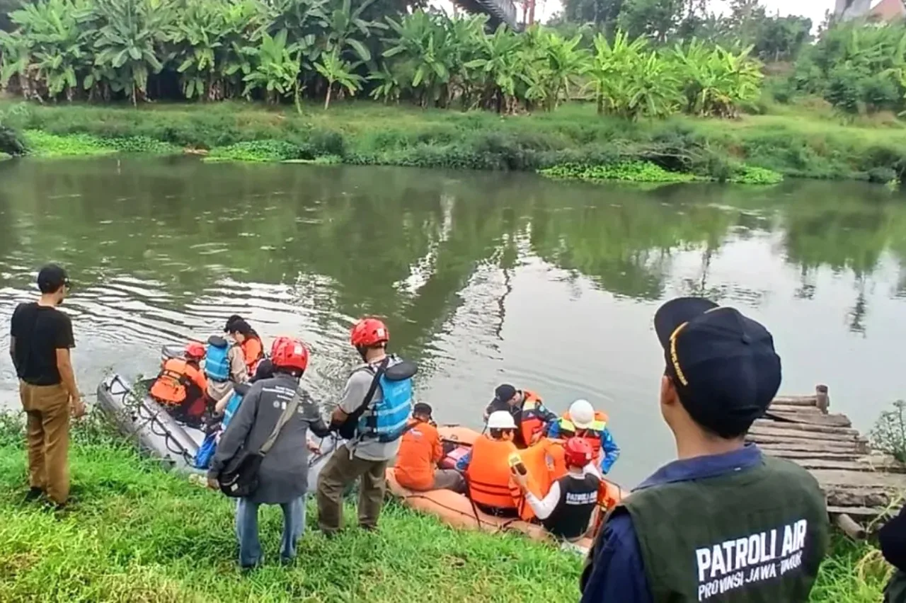 Patroli Sungai Surabaya Temukan Air Berbau, Sampel Diuji di Laboratorium