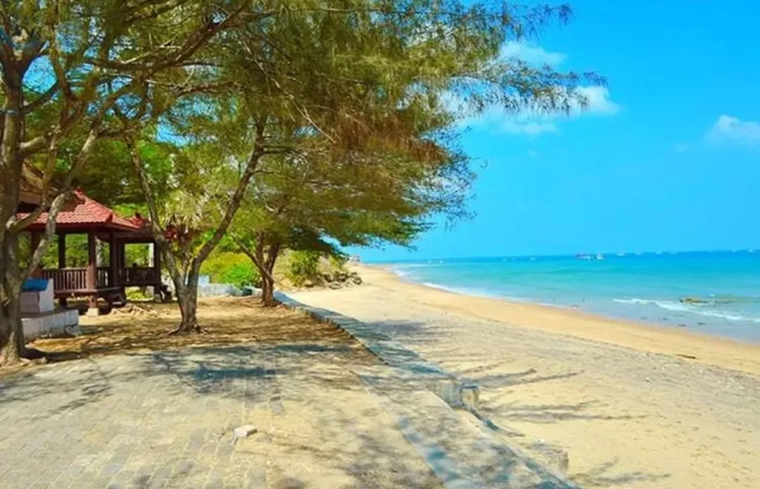 Wisata bahari Pantai Slopeng Sumenep dengan panorama yang memukau (Dok. Istimewa)