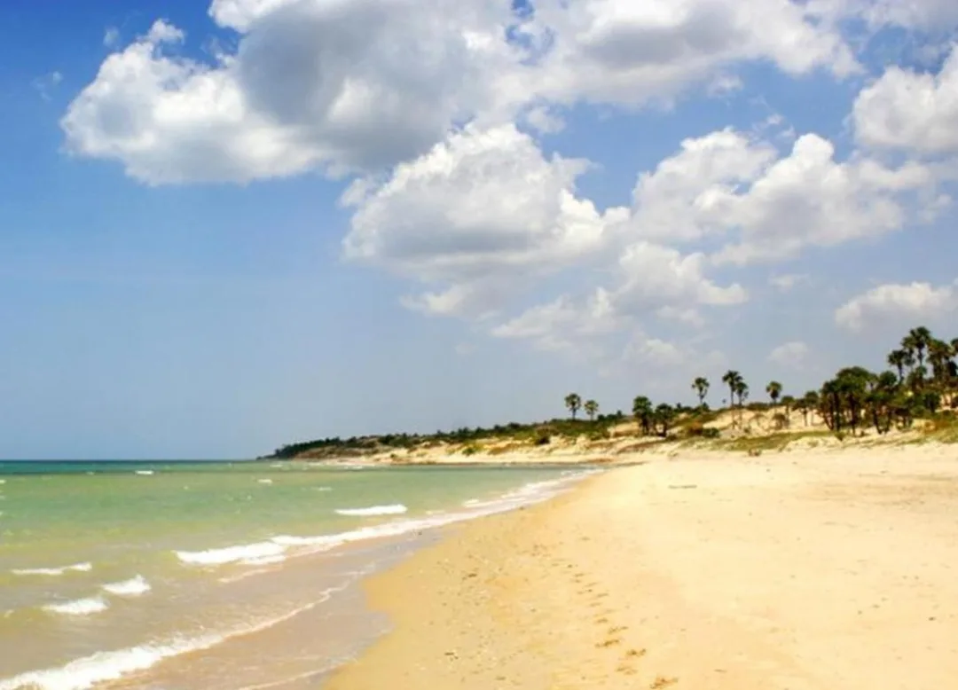Wisata bahari Pantai Slopeng Sumenep dengan panorama yang memukau (Dok. Istimewa)