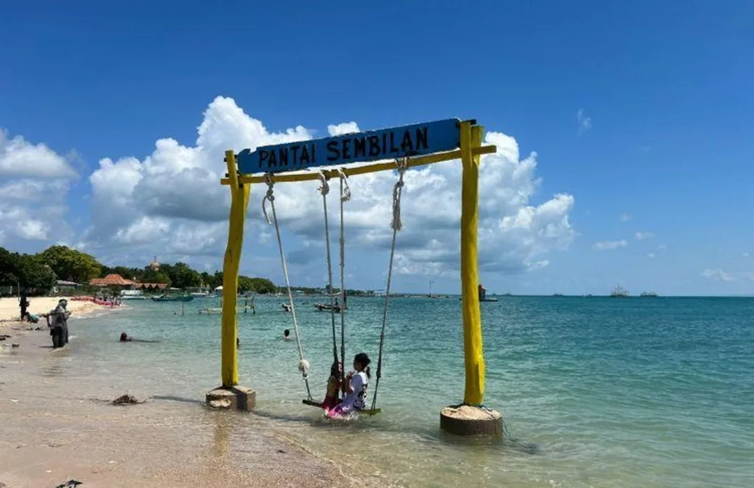 Wisata bahari Pantai Sembilan Sumenep dengan pantai berpasir putih dan air laut jernih (Dok. Istimewa)
