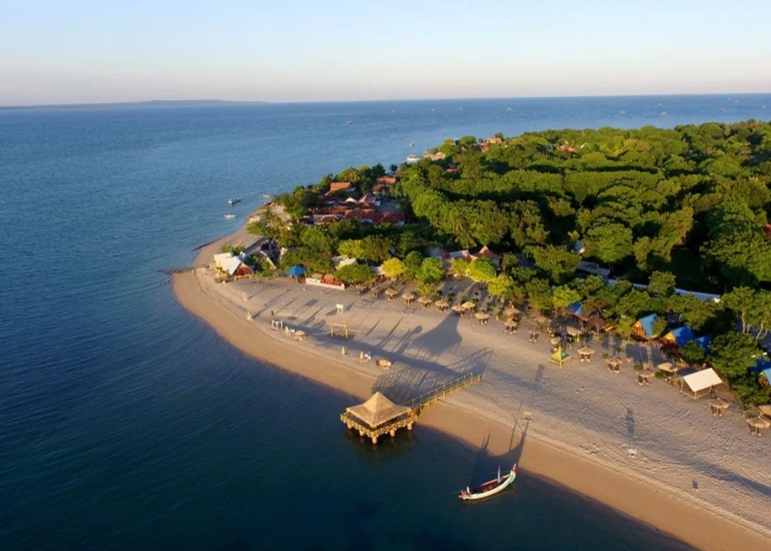 Wisata bahari Pantai Sembilan Sumenep dengan pantai berpasir putih dan air laut jernih (Dok. Istimewa)
