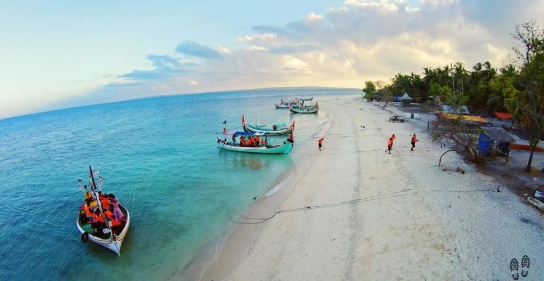 Wisata bahari Gili Labak Sumenep dengan pantai berpasir putih dan air laut jernih (Dok. Istimewa)
