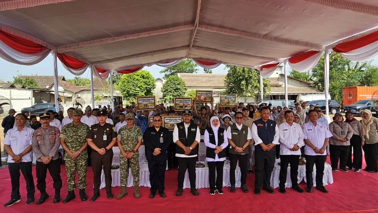Khofifah Salurkan 15 Unit Alsintan ke Petani Ngawi, Dukung Modernisasi Pertanian