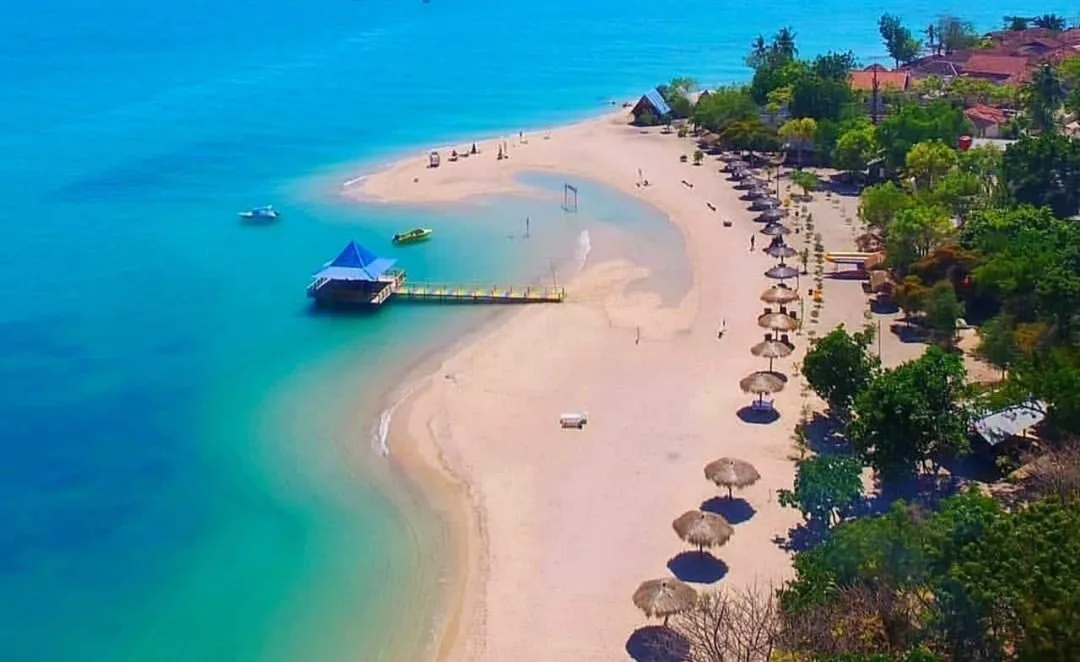 Wisata bahari Pantai Sembilan Sumenep dengan pantai berpasir putih dan air laut jernih (Dok. Istimewa)