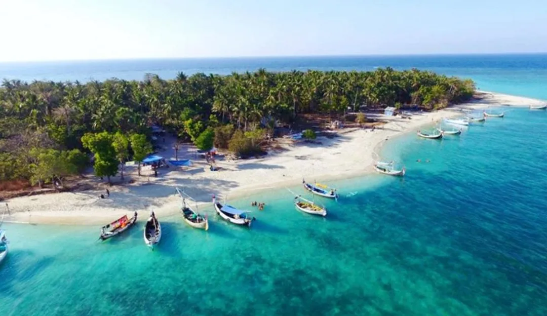 Wisata bahari Gili Labak Sumenep dengan pantai berpasir putih dan air laut jernih (Dok. Istimewa)