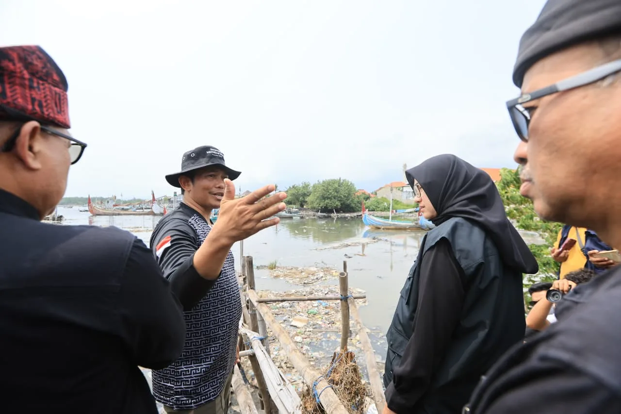 15 Ton Sampah Diangkut dari Sungai Kalimati Banyuwangi, Pembersihan Tersisa 100 Meter