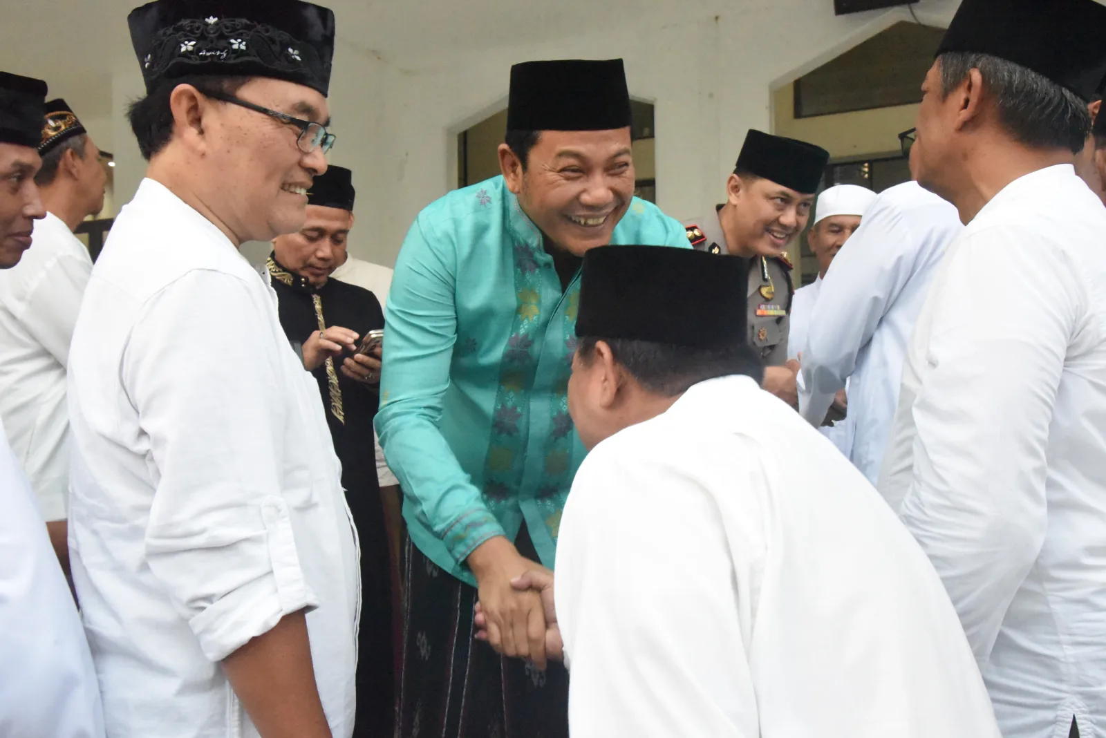 Subuh Keliling Perdana, Warga Waru Berebut Salaman dengan Bupati Subandi dan Kapolresta Bobby