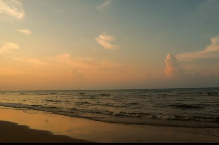 Wisata bahari Pantai Lombang Sumenep dengan pantai berpasir putih dan air laut jernih (Dok. Istimewa)