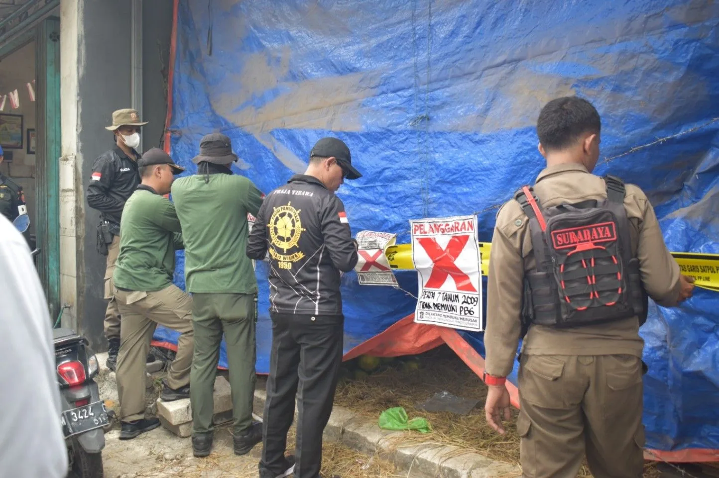 Izin Bangunan Tak Sesuai, Satpol PP Surabaya Segel 7 Kios Buah