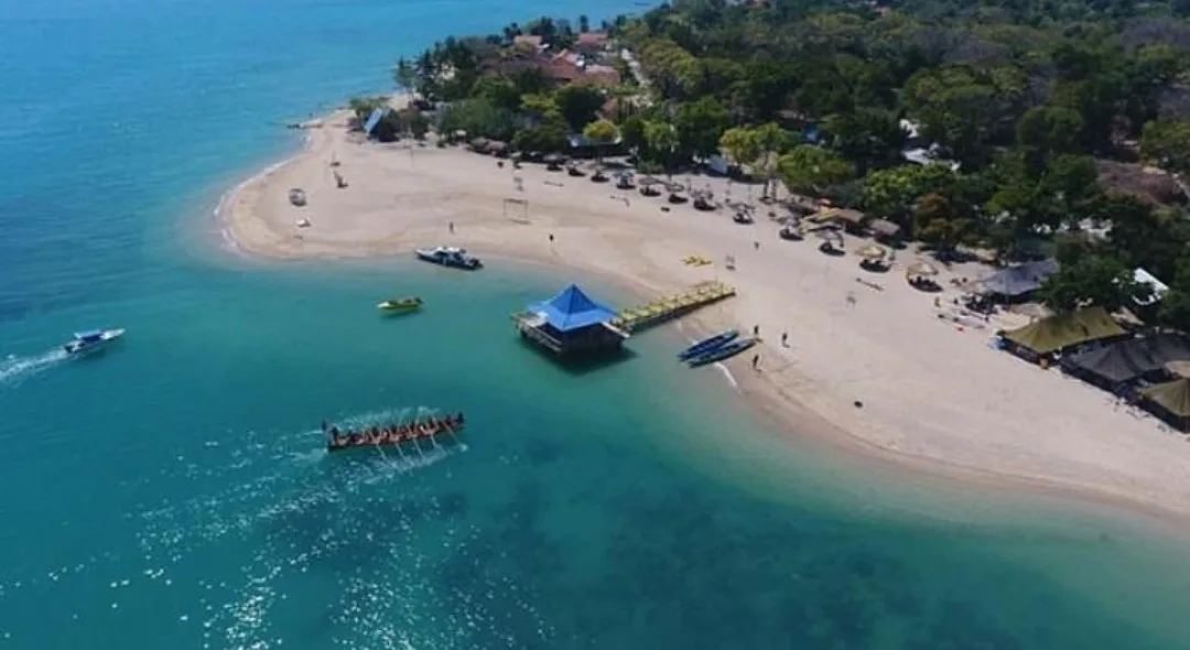 Wisata bahari Pantai Sembilan Sumenep dengan pantai berpasir putih dan air laut jernih (Dok. Istimewa)