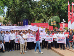 Ingin Ipin Stay di Trenggalek, Ratusan Masa Geruduk Pendapa Manggala Praja Nugraha