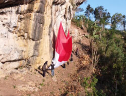 Tidak Mudah, Pengalaman Warga Desa Jajar, Trenggalek Kibarkan Bendera di Bukit