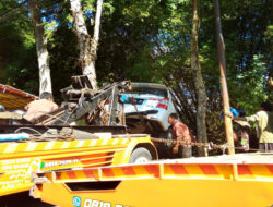 Mobil Mantan Camat Karangan Trenggalek, Terjun Bebas ke Sungai Jalan Nasional