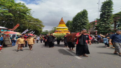 Berat Tapi Masyarakat Kuat Gotong Tumpeng Keliling Alun-alun pada Prosesi Hari Jadi Trenggalek ke 830