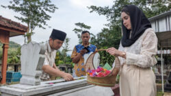 Pulang Kampung ke Trenggalek, Mas Emil dan Arumi Jalankan Tradisi Ziarah ke Makam Leluhur